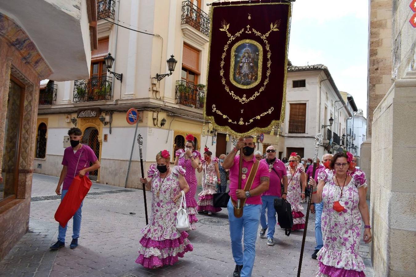 Un grupo de peregrinos de Las Gabias (Granada) llegó en la tarde del pasado domingo a la basílica de la Vera Cruz de Caravaca. Tras tres años sin poder postrarse ante la Sagrada Reliquia han retomado la tradición de peregrinar a Caravaca que iniciaron hace casi 20 años. El coro rociero se encargó de acompañar con sus cantos a los peregrinos. Al finalizar la ecuaristía, hubo intercambio de regalos entre los peregrinos y la Cofradía de la Vera Cruz. 