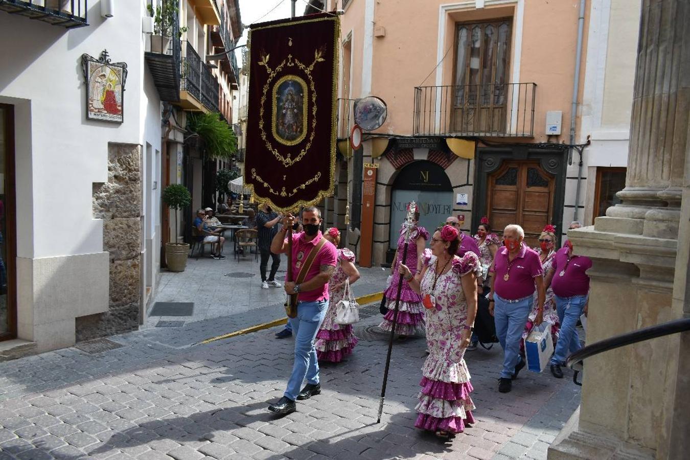 Un grupo de peregrinos de Las Gabias (Granada) llegó en la tarde del pasado domingo a la basílica de la Vera Cruz de Caravaca. Tras tres años sin poder postrarse ante la Sagrada Reliquia han retomado la tradición de peregrinar a Caravaca que iniciaron hace casi 20 años. El coro rociero se encargó de acompañar con sus cantos a los peregrinos. Al finalizar la ecuaristía, hubo intercambio de regalos entre los peregrinos y la Cofradía de la Vera Cruz. 