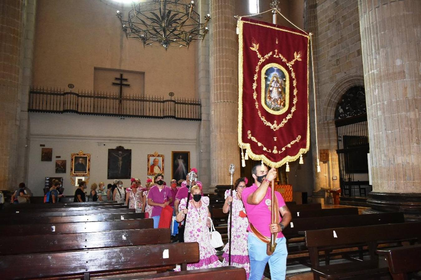 Un grupo de peregrinos de Las Gabias (Granada) llegó en la tarde del pasado domingo a la basílica de la Vera Cruz de Caravaca. Tras tres años sin poder postrarse ante la Sagrada Reliquia han retomado la tradición de peregrinar a Caravaca que iniciaron hace casi 20 años. El coro rociero se encargó de acompañar con sus cantos a los peregrinos. Al finalizar la ecuaristía, hubo intercambio de regalos entre los peregrinos y la Cofradía de la Vera Cruz. 