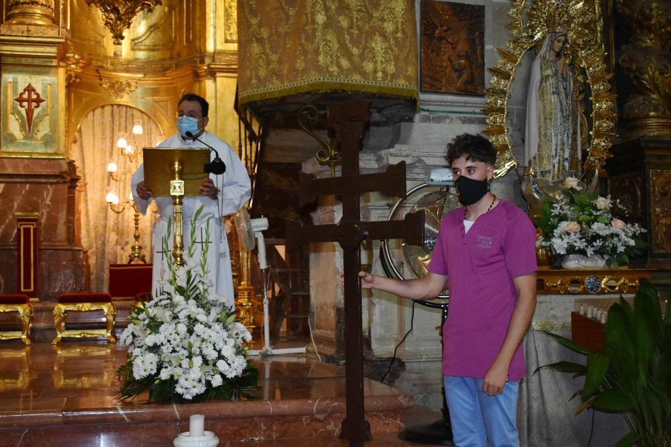 Un grupo de peregrinos de Las Gabias (Granada) llegó en la tarde del pasado domingo a la basílica de la Vera Cruz de Caravaca. Tras tres años sin poder postrarse ante la Sagrada Reliquia han retomado la tradición de peregrinar a Caravaca que iniciaron hace casi 20 años. El coro rociero se encargó de acompañar con sus cantos a los peregrinos. Al finalizar la ecuaristía, hubo intercambio de regalos entre los peregrinos y la Cofradía de la Vera Cruz. 