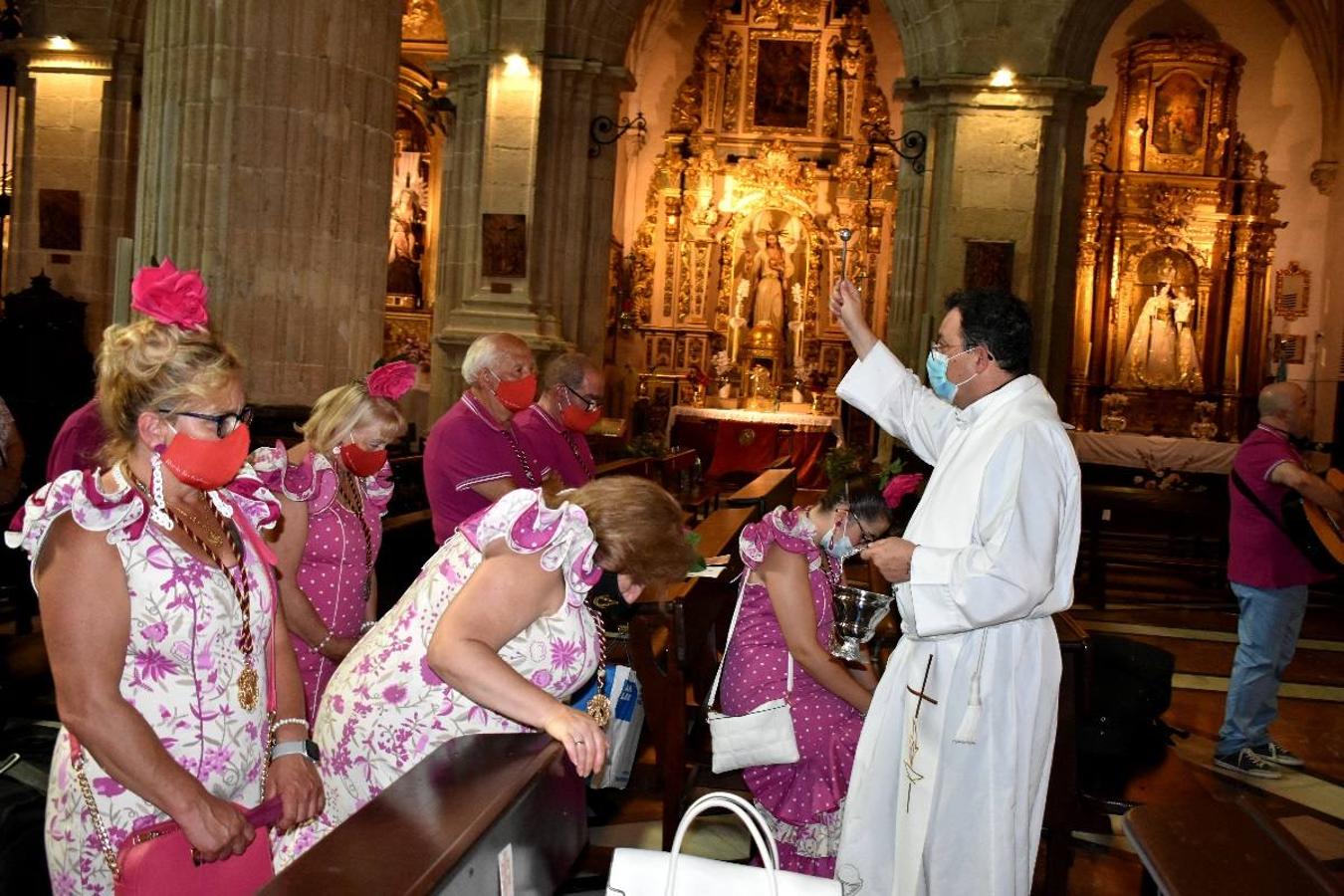 Un grupo de peregrinos de Las Gabias (Granada) llegó en la tarde del pasado domingo a la basílica de la Vera Cruz de Caravaca. Tras tres años sin poder postrarse ante la Sagrada Reliquia han retomado la tradición de peregrinar a Caravaca que iniciaron hace casi 20 años. El coro rociero se encargó de acompañar con sus cantos a los peregrinos. Al finalizar la ecuaristía, hubo intercambio de regalos entre los peregrinos y la Cofradía de la Vera Cruz. 