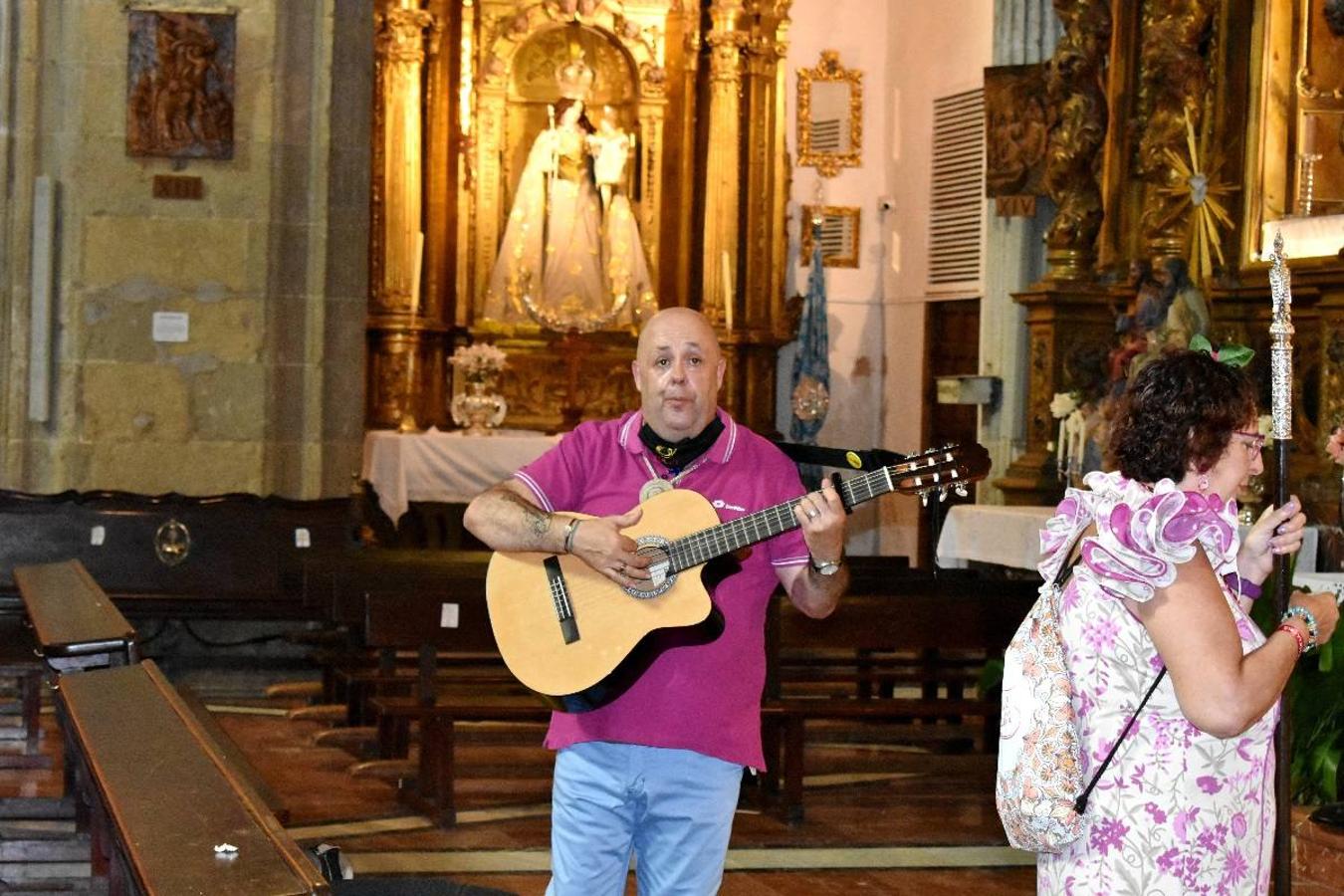 Un grupo de peregrinos de Las Gabias (Granada) llegó en la tarde del pasado domingo a la basílica de la Vera Cruz de Caravaca. Tras tres años sin poder postrarse ante la Sagrada Reliquia han retomado la tradición de peregrinar a Caravaca que iniciaron hace casi 20 años. El coro rociero se encargó de acompañar con sus cantos a los peregrinos. Al finalizar la ecuaristía, hubo intercambio de regalos entre los peregrinos y la Cofradía de la Vera Cruz. 