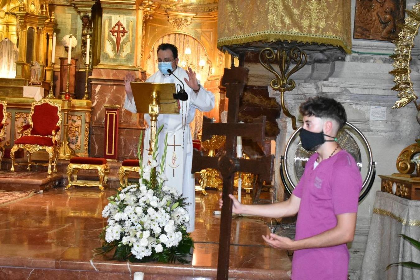 Un grupo de peregrinos de Las Gabias (Granada) llegó en la tarde del pasado domingo a la basílica de la Vera Cruz de Caravaca. Tras tres años sin poder postrarse ante la Sagrada Reliquia han retomado la tradición de peregrinar a Caravaca que iniciaron hace casi 20 años. El coro rociero se encargó de acompañar con sus cantos a los peregrinos. Al finalizar la ecuaristía, hubo intercambio de regalos entre los peregrinos y la Cofradía de la Vera Cruz. 