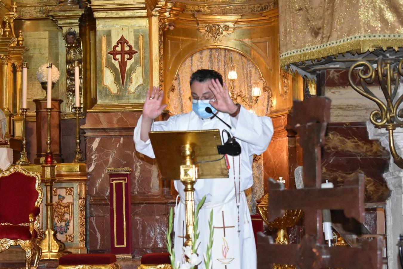 Un grupo de peregrinos de Las Gabias (Granada) llegó en la tarde del pasado domingo a la basílica de la Vera Cruz de Caravaca. Tras tres años sin poder postrarse ante la Sagrada Reliquia han retomado la tradición de peregrinar a Caravaca que iniciaron hace casi 20 años. El coro rociero se encargó de acompañar con sus cantos a los peregrinos. Al finalizar la ecuaristía, hubo intercambio de regalos entre los peregrinos y la Cofradía de la Vera Cruz. 