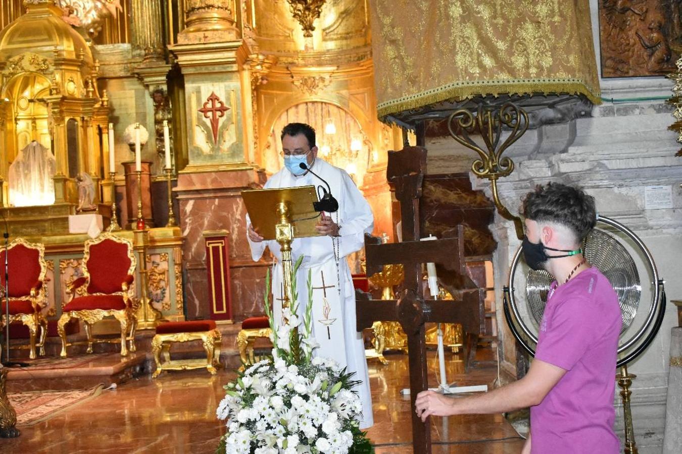 Un grupo de peregrinos de Las Gabias (Granada) llegó en la tarde del pasado domingo a la basílica de la Vera Cruz de Caravaca. Tras tres años sin poder postrarse ante la Sagrada Reliquia han retomado la tradición de peregrinar a Caravaca que iniciaron hace casi 20 años. El coro rociero se encargó de acompañar con sus cantos a los peregrinos. Al finalizar la ecuaristía, hubo intercambio de regalos entre los peregrinos y la Cofradía de la Vera Cruz. 