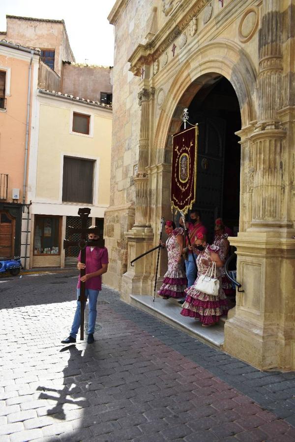 Un grupo de peregrinos de Las Gabias (Granada) llegó en la tarde del pasado domingo a la basílica de la Vera Cruz de Caravaca. Tras tres años sin poder postrarse ante la Sagrada Reliquia han retomado la tradición de peregrinar a Caravaca que iniciaron hace casi 20 años. El coro rociero se encargó de acompañar con sus cantos a los peregrinos. Al finalizar la ecuaristía, hubo intercambio de regalos entre los peregrinos y la Cofradía de la Vera Cruz. 