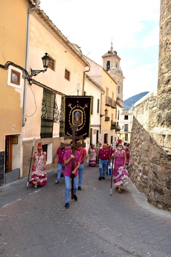 Un grupo de peregrinos de Las Gabias (Granada) llegó en la tarde del pasado domingo a la basílica de la Vera Cruz de Caravaca. Tras tres años sin poder postrarse ante la Sagrada Reliquia han retomado la tradición de peregrinar a Caravaca que iniciaron hace casi 20 años. El coro rociero se encargó de acompañar con sus cantos a los peregrinos. Al finalizar la ecuaristía, hubo intercambio de regalos entre los peregrinos y la Cofradía de la Vera Cruz. 