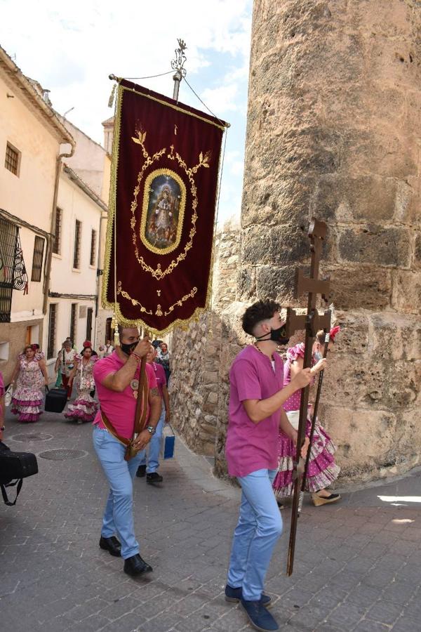 Un grupo de peregrinos de Las Gabias (Granada) llegó en la tarde del pasado domingo a la basílica de la Vera Cruz de Caravaca. Tras tres años sin poder postrarse ante la Sagrada Reliquia han retomado la tradición de peregrinar a Caravaca que iniciaron hace casi 20 años. El coro rociero se encargó de acompañar con sus cantos a los peregrinos. Al finalizar la ecuaristía, hubo intercambio de regalos entre los peregrinos y la Cofradía de la Vera Cruz. 