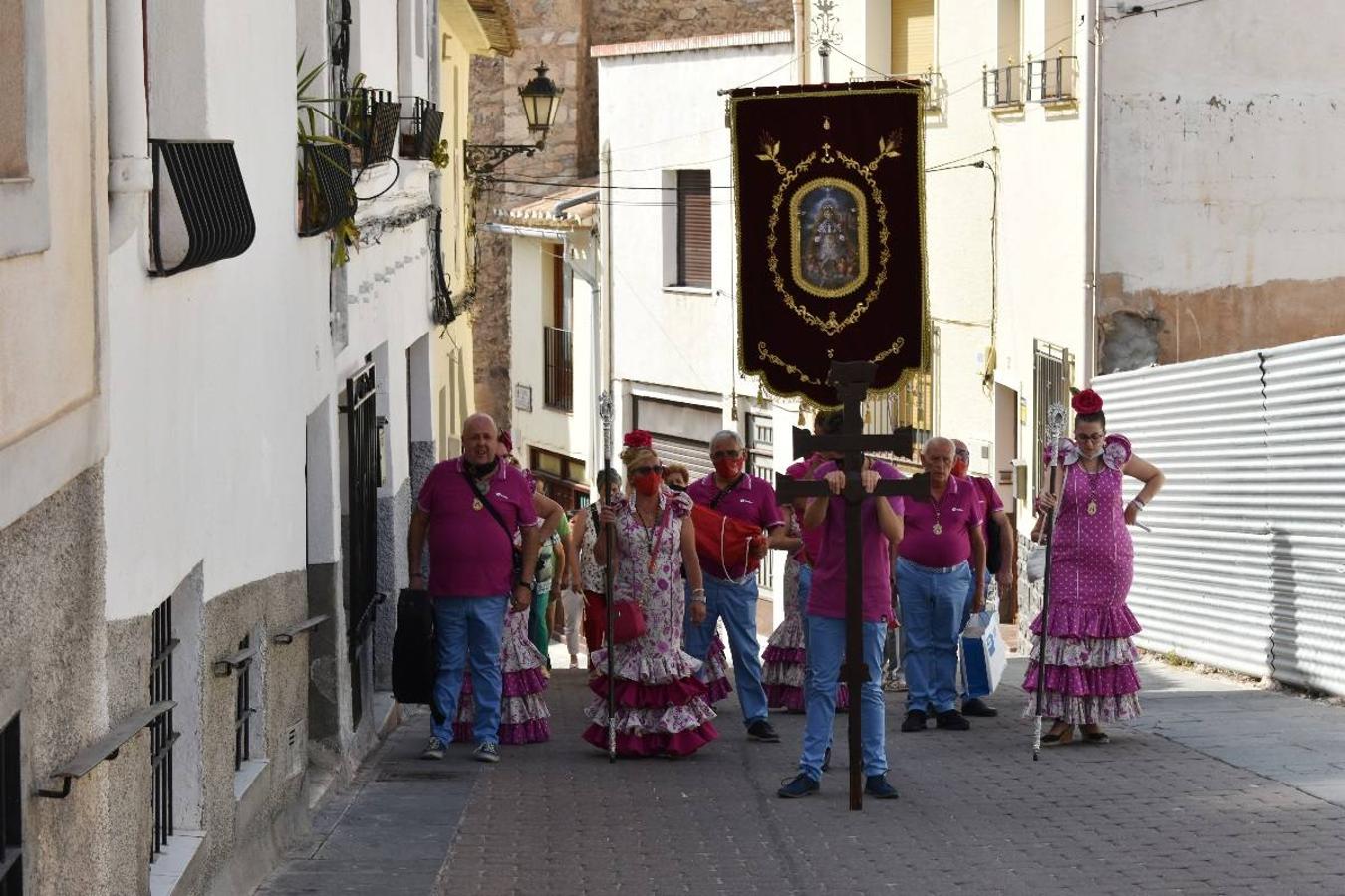 Un grupo de peregrinos de Las Gabias (Granada) llegó en la tarde del pasado domingo a la basílica de la Vera Cruz de Caravaca. Tras tres años sin poder postrarse ante la Sagrada Reliquia han retomado la tradición de peregrinar a Caravaca que iniciaron hace casi 20 años. El coro rociero se encargó de acompañar con sus cantos a los peregrinos. Al finalizar la ecuaristía, hubo intercambio de regalos entre los peregrinos y la Cofradía de la Vera Cruz. 