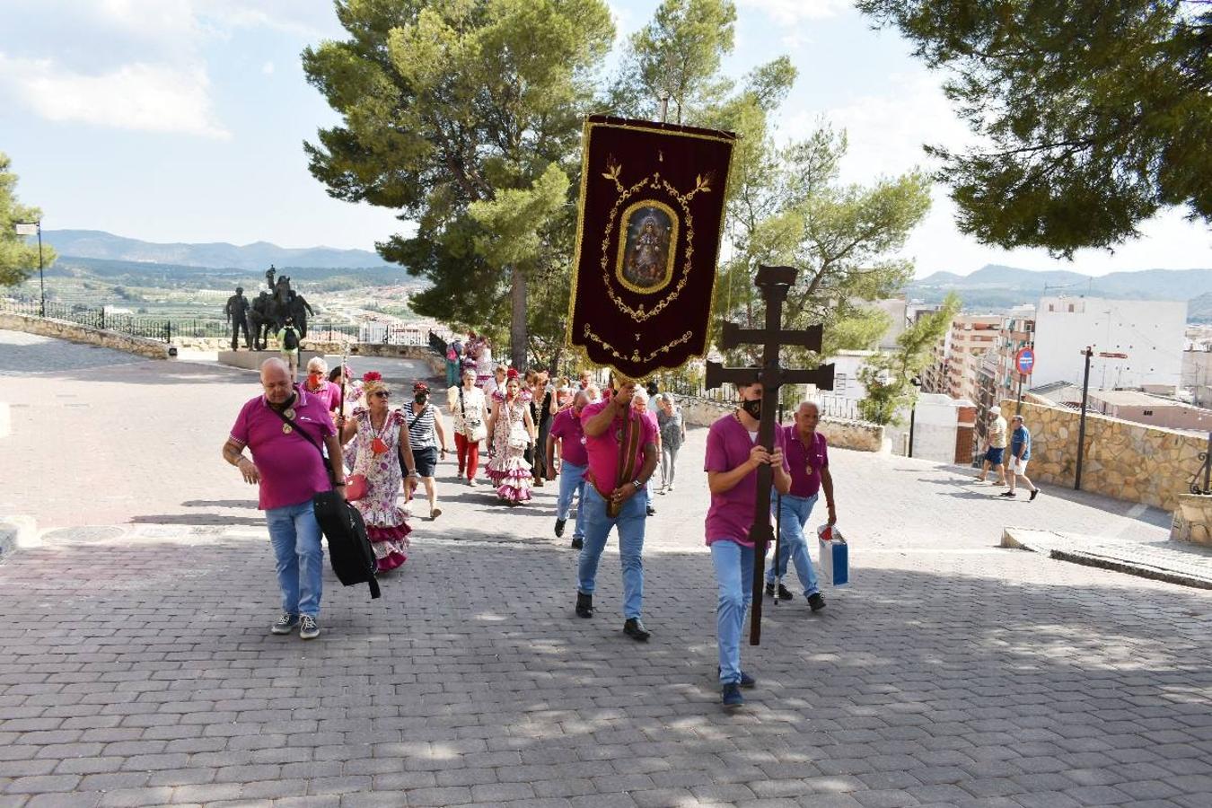 Un grupo de peregrinos de Las Gabias (Granada) llegó en la tarde del pasado domingo a la basílica de la Vera Cruz de Caravaca. Tras tres años sin poder postrarse ante la Sagrada Reliquia han retomado la tradición de peregrinar a Caravaca que iniciaron hace casi 20 años. El coro rociero se encargó de acompañar con sus cantos a los peregrinos. Al finalizar la ecuaristía, hubo intercambio de regalos entre los peregrinos y la Cofradía de la Vera Cruz. 