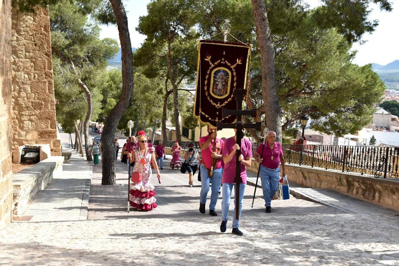 Un grupo de peregrinos de Las Gabias (Granada) llegó en la tarde del pasado domingo a la basílica de la Vera Cruz de Caravaca. Tras tres años sin poder postrarse ante la Sagrada Reliquia han retomado la tradición de peregrinar a Caravaca que iniciaron hace casi 20 años. El coro rociero se encargó de acompañar con sus cantos a los peregrinos. Al finalizar la ecuaristía, hubo intercambio de regalos entre los peregrinos y la Cofradía de la Vera Cruz. 