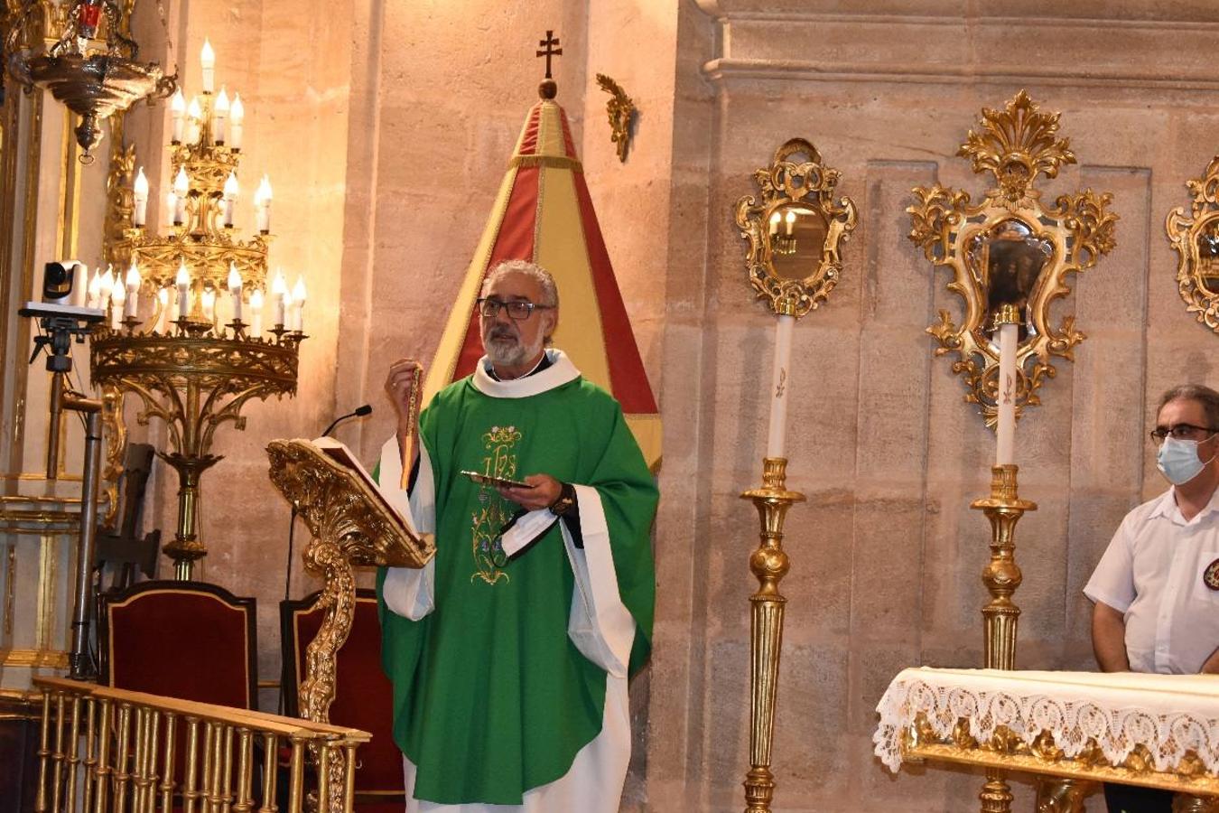 Un grupo de peregrinos de Las Gabias (Granada) llegó en la tarde del pasado domingo a la basílica de la Vera Cruz de Caravaca. Tras tres años sin poder postrarse ante la Sagrada Reliquia han retomado la tradición de peregrinar a Caravaca que iniciaron hace casi 20 años. El coro rociero se encargó de acompañar con sus cantos a los peregrinos. Al finalizar la ecuaristía, hubo intercambio de regalos entre los peregrinos y la Cofradía de la Vera Cruz. 