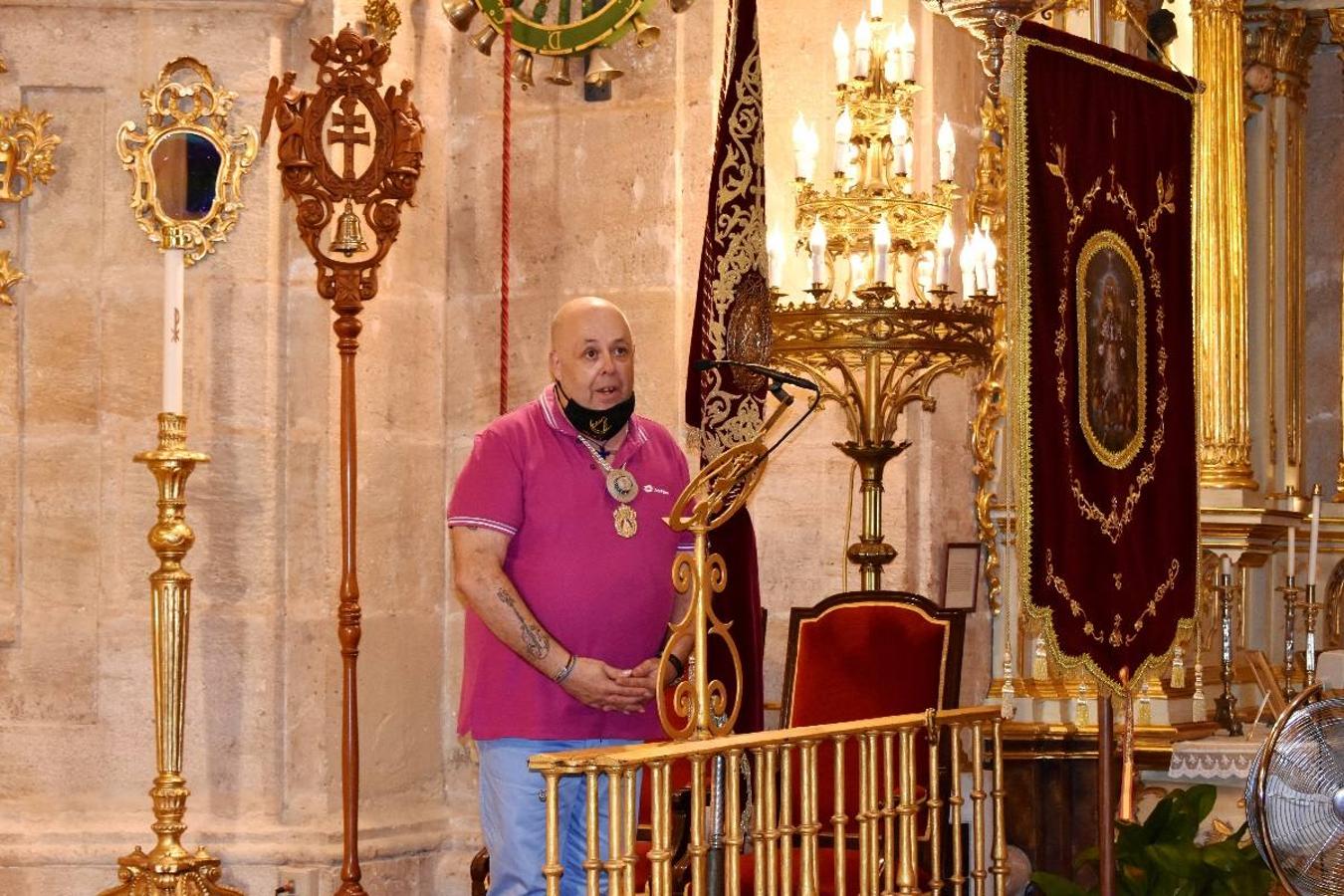 Un grupo de peregrinos de Las Gabias (Granada) llegó en la tarde del pasado domingo a la basílica de la Vera Cruz de Caravaca. Tras tres años sin poder postrarse ante la Sagrada Reliquia han retomado la tradición de peregrinar a Caravaca que iniciaron hace casi 20 años. El coro rociero se encargó de acompañar con sus cantos a los peregrinos. Al finalizar la ecuaristía, hubo intercambio de regalos entre los peregrinos y la Cofradía de la Vera Cruz. 