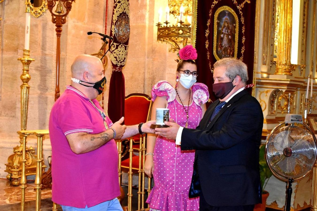 Un grupo de peregrinos de Las Gabias (Granada) llegó en la tarde del pasado domingo a la basílica de la Vera Cruz de Caravaca. Tras tres años sin poder postrarse ante la Sagrada Reliquia han retomado la tradición de peregrinar a Caravaca que iniciaron hace casi 20 años. El coro rociero se encargó de acompañar con sus cantos a los peregrinos. Al finalizar la ecuaristía, hubo intercambio de regalos entre los peregrinos y la Cofradía de la Vera Cruz. 