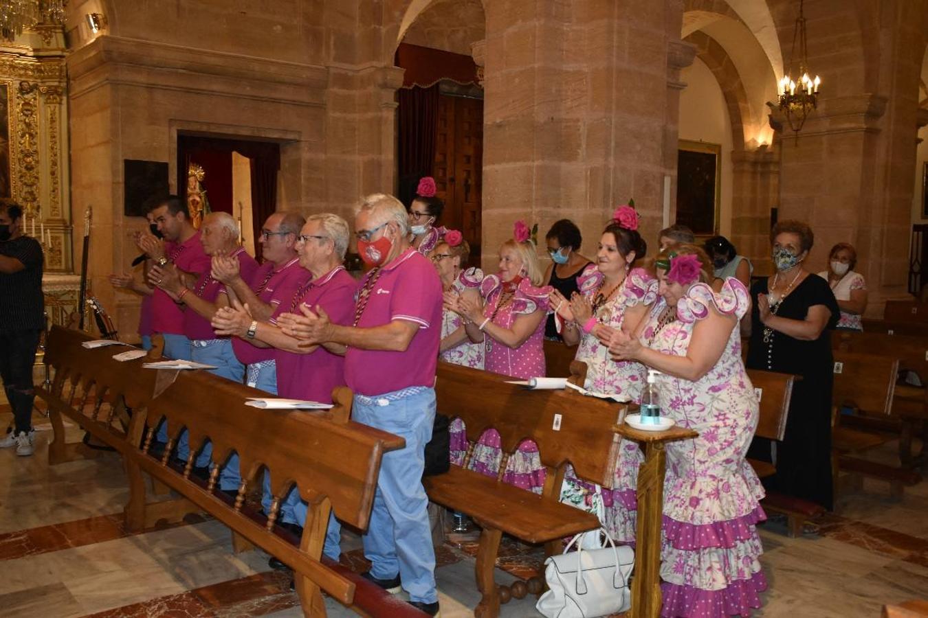 Un grupo de peregrinos de Las Gabias (Granada) llegó en la tarde del pasado domingo a la basílica de la Vera Cruz de Caravaca. Tras tres años sin poder postrarse ante la Sagrada Reliquia han retomado la tradición de peregrinar a Caravaca que iniciaron hace casi 20 años. El coro rociero se encargó de acompañar con sus cantos a los peregrinos. Al finalizar la ecuaristía, hubo intercambio de regalos entre los peregrinos y la Cofradía de la Vera Cruz. 