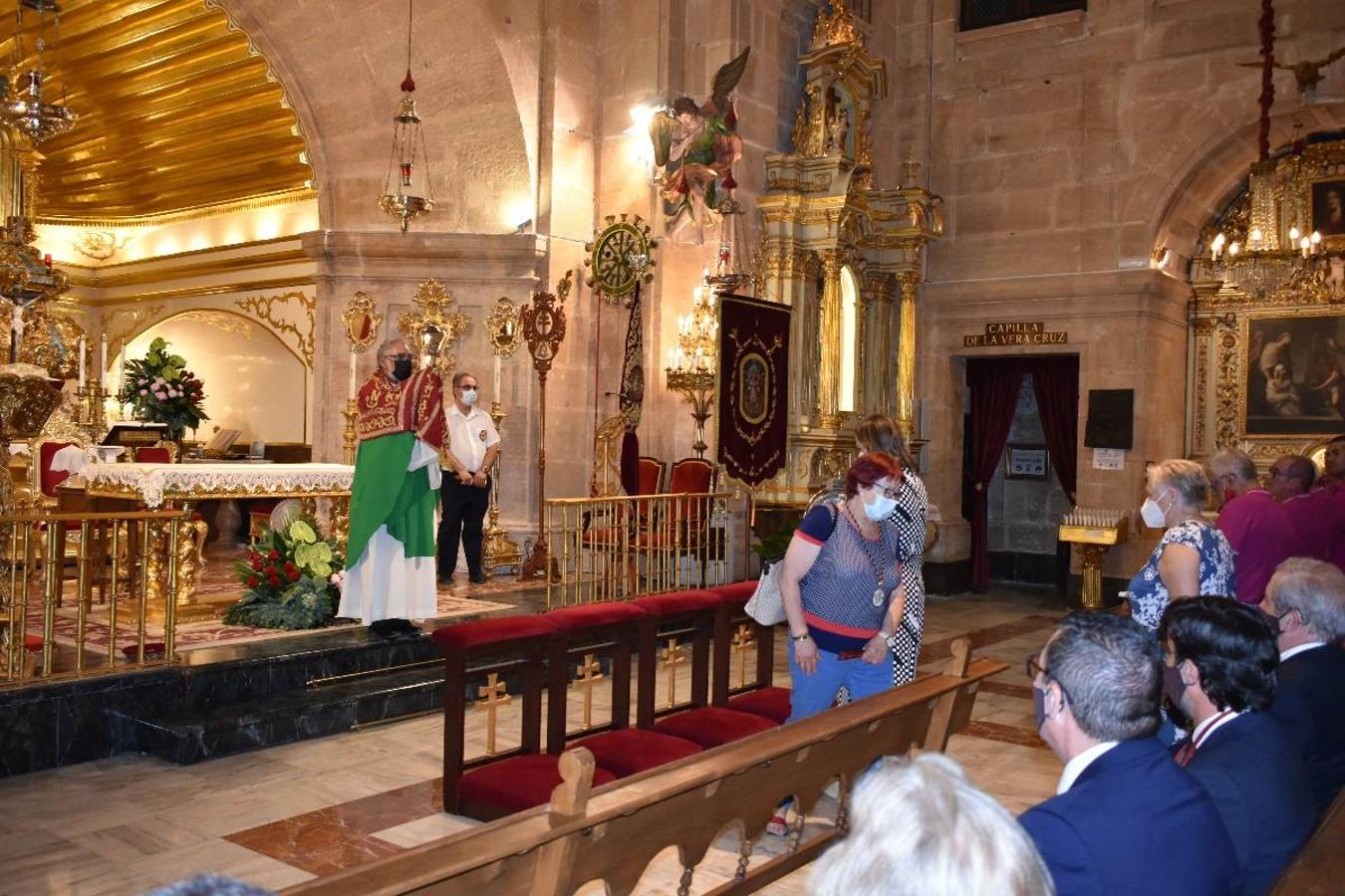 Un grupo de peregrinos de Las Gabias (Granada) llegó en la tarde del pasado domingo a la basílica de la Vera Cruz de Caravaca. Tras tres años sin poder postrarse ante la Sagrada Reliquia han retomado la tradición de peregrinar a Caravaca que iniciaron hace casi 20 años. El coro rociero se encargó de acompañar con sus cantos a los peregrinos. Al finalizar la ecuaristía, hubo intercambio de regalos entre los peregrinos y la Cofradía de la Vera Cruz. 