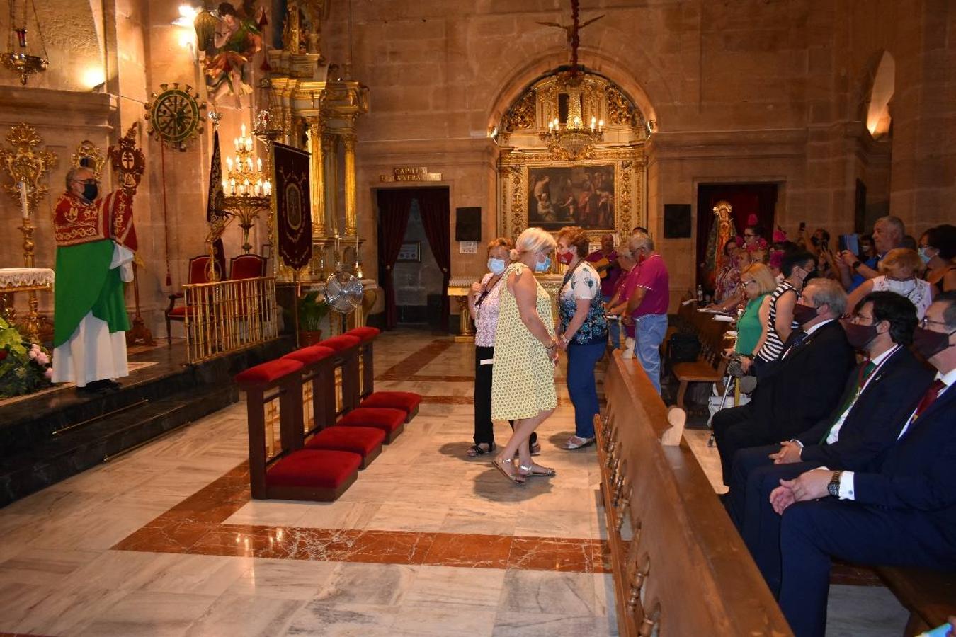 Un grupo de peregrinos de Las Gabias (Granada) llegó en la tarde del pasado domingo a la basílica de la Vera Cruz de Caravaca. Tras tres años sin poder postrarse ante la Sagrada Reliquia han retomado la tradición de peregrinar a Caravaca que iniciaron hace casi 20 años. El coro rociero se encargó de acompañar con sus cantos a los peregrinos. Al finalizar la ecuaristía, hubo intercambio de regalos entre los peregrinos y la Cofradía de la Vera Cruz. 