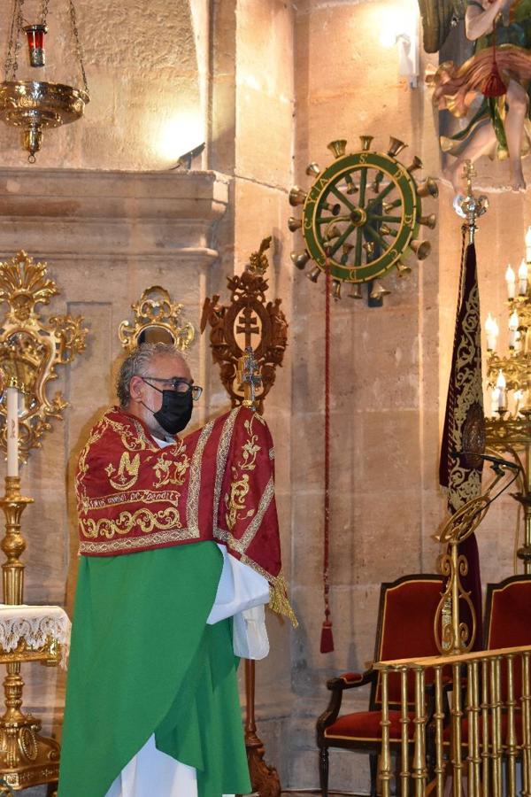 Un grupo de peregrinos de Las Gabias (Granada) llegó en la tarde del pasado domingo a la basílica de la Vera Cruz de Caravaca. Tras tres años sin poder postrarse ante la Sagrada Reliquia han retomado la tradición de peregrinar a Caravaca que iniciaron hace casi 20 años. El coro rociero se encargó de acompañar con sus cantos a los peregrinos. Al finalizar la ecuaristía, hubo intercambio de regalos entre los peregrinos y la Cofradía de la Vera Cruz. 