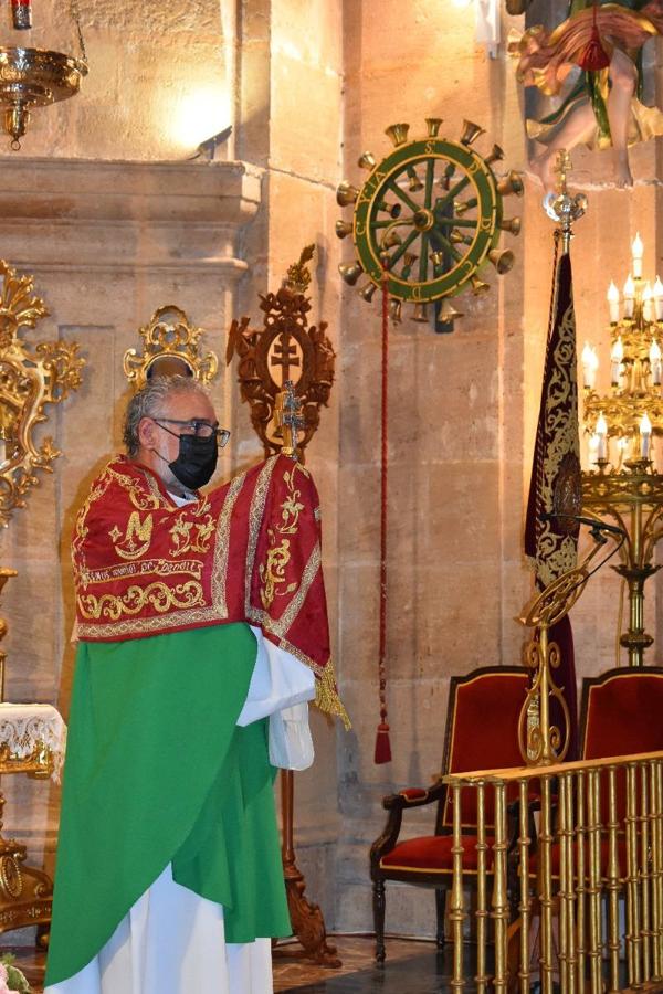 Un grupo de peregrinos de Las Gabias (Granada) llegó en la tarde del pasado domingo a la basílica de la Vera Cruz de Caravaca. Tras tres años sin poder postrarse ante la Sagrada Reliquia han retomado la tradición de peregrinar a Caravaca que iniciaron hace casi 20 años. El coro rociero se encargó de acompañar con sus cantos a los peregrinos. Al finalizar la ecuaristía, hubo intercambio de regalos entre los peregrinos y la Cofradía de la Vera Cruz. 