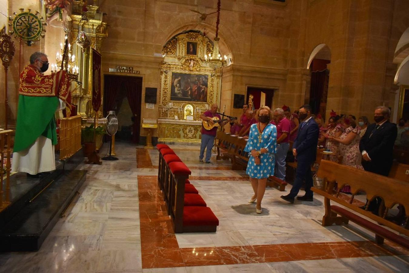 Un grupo de peregrinos de Las Gabias (Granada) llegó en la tarde del pasado domingo a la basílica de la Vera Cruz de Caravaca. Tras tres años sin poder postrarse ante la Sagrada Reliquia han retomado la tradición de peregrinar a Caravaca que iniciaron hace casi 20 años. El coro rociero se encargó de acompañar con sus cantos a los peregrinos. Al finalizar la ecuaristía, hubo intercambio de regalos entre los peregrinos y la Cofradía de la Vera Cruz. 