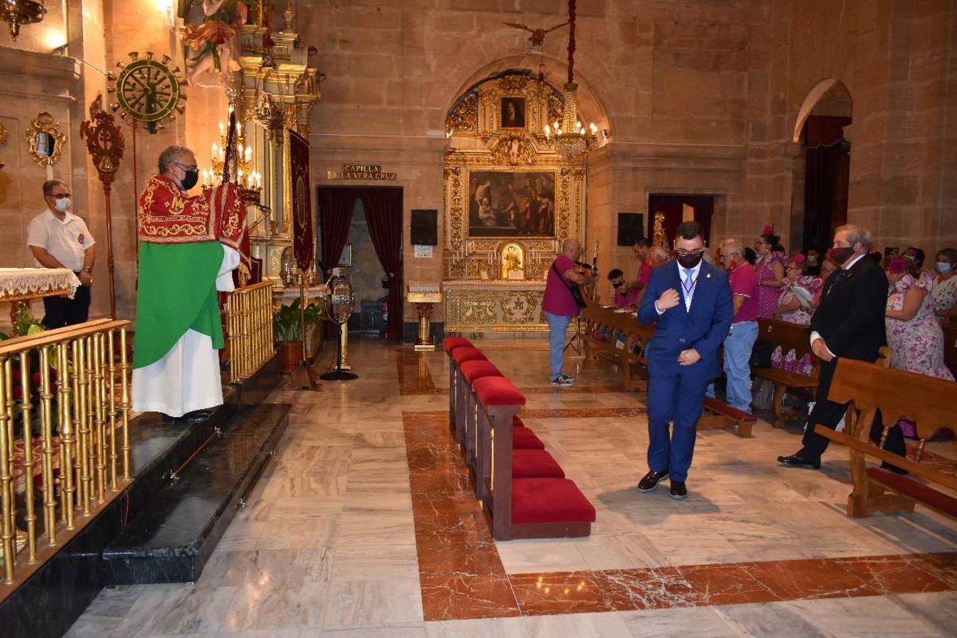 Un grupo de peregrinos de Las Gabias (Granada) llegó en la tarde del pasado domingo a la basílica de la Vera Cruz de Caravaca. Tras tres años sin poder postrarse ante la Sagrada Reliquia han retomado la tradición de peregrinar a Caravaca que iniciaron hace casi 20 años. El coro rociero se encargó de acompañar con sus cantos a los peregrinos. Al finalizar la ecuaristía, hubo intercambio de regalos entre los peregrinos y la Cofradía de la Vera Cruz. 