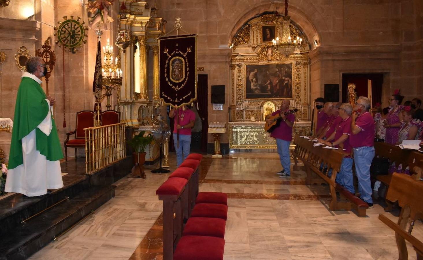 Un grupo de peregrinos de Las Gabias (Granada) llegó en la tarde del pasado domingo a la basílica de la Vera Cruz de Caravaca. Tras tres años sin poder postrarse ante la Sagrada Reliquia han retomado la tradición de peregrinar a Caravaca que iniciaron hace casi 20 años. El coro rociero se encargó de acompañar con sus cantos a los peregrinos. Al finalizar la ecuaristía, hubo intercambio de regalos entre los peregrinos y la Cofradía de la Vera Cruz. 