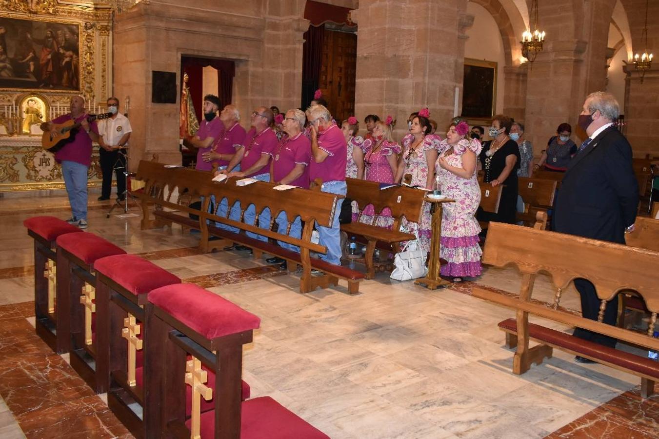 Un grupo de peregrinos de Las Gabias (Granada) llegó en la tarde del pasado domingo a la basílica de la Vera Cruz de Caravaca. Tras tres años sin poder postrarse ante la Sagrada Reliquia han retomado la tradición de peregrinar a Caravaca que iniciaron hace casi 20 años. El coro rociero se encargó de acompañar con sus cantos a los peregrinos. Al finalizar la ecuaristía, hubo intercambio de regalos entre los peregrinos y la Cofradía de la Vera Cruz. 