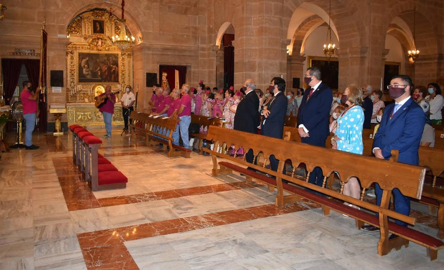 Un grupo de peregrinos de Las Gabias (Granada) llegó en la tarde del pasado domingo a la basílica de la Vera Cruz de Caravaca. Tras tres años sin poder postrarse ante la Sagrada Reliquia han retomado la tradición de peregrinar a Caravaca que iniciaron hace casi 20 años. El coro rociero se encargó de acompañar con sus cantos a los peregrinos. Al finalizar la ecuaristía, hubo intercambio de regalos entre los peregrinos y la Cofradía de la Vera Cruz. 