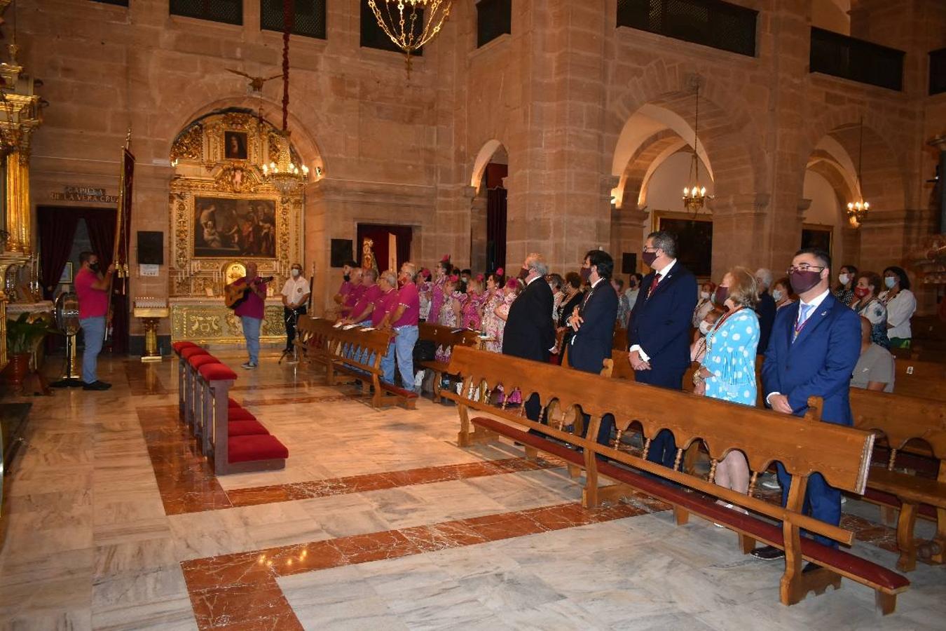 Un grupo de peregrinos de Las Gabias (Granada) llegó en la tarde del pasado domingo a la basílica de la Vera Cruz de Caravaca. Tras tres años sin poder postrarse ante la Sagrada Reliquia han retomado la tradición de peregrinar a Caravaca que iniciaron hace casi 20 años. El coro rociero se encargó de acompañar con sus cantos a los peregrinos. Al finalizar la ecuaristía, hubo intercambio de regalos entre los peregrinos y la Cofradía de la Vera Cruz. 