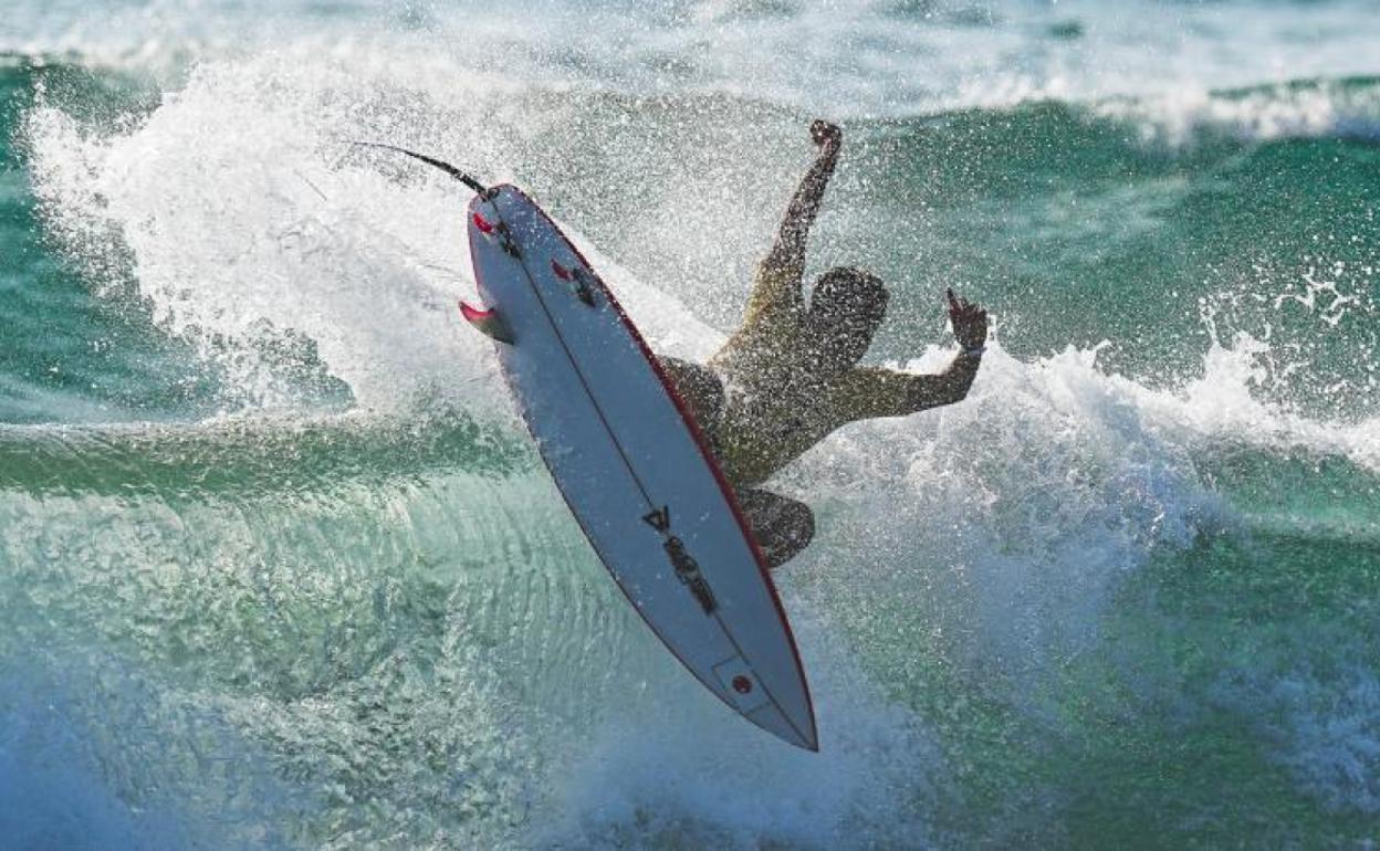 Hiroto Ohhara de Japón surfea durante la Ronda 1 masculina de los eventos de surf. 