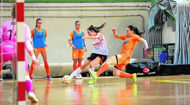 Ángela Gorriz, a la derecha, defiende un ataque orensano, en una imagen de archivo.