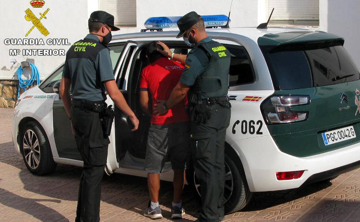 La Guardia Civil en el momento de la detención del joven.