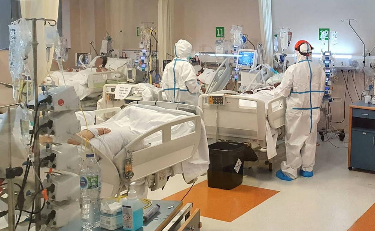 Sanitarios atienden a pacientes en la UCI del Hospital Santa Lucía de Cartagena.