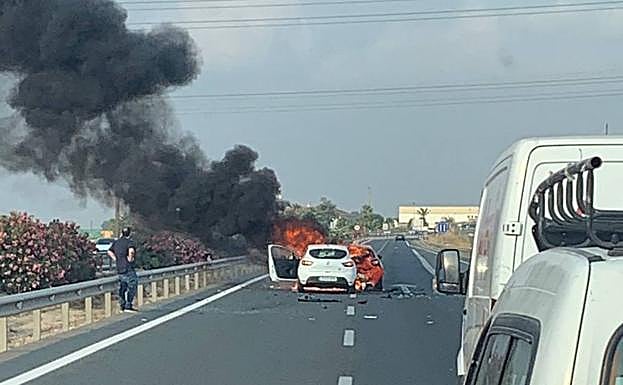 Coche ardiendo tras el accidente en la autovía A-7. 