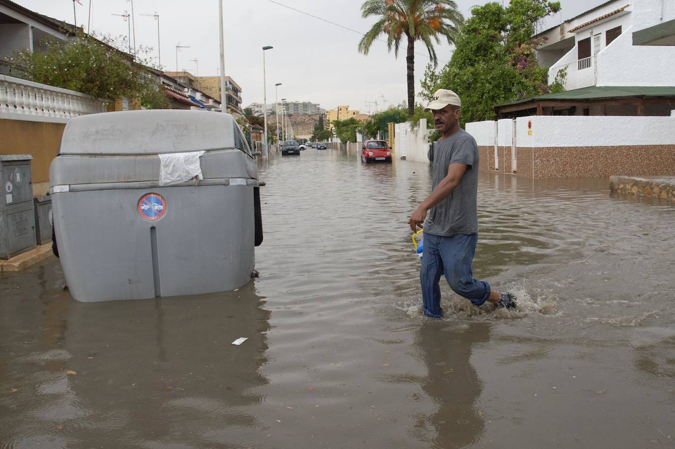 Calles inundadas en Mazarrón por la lluvia, este lunes.
