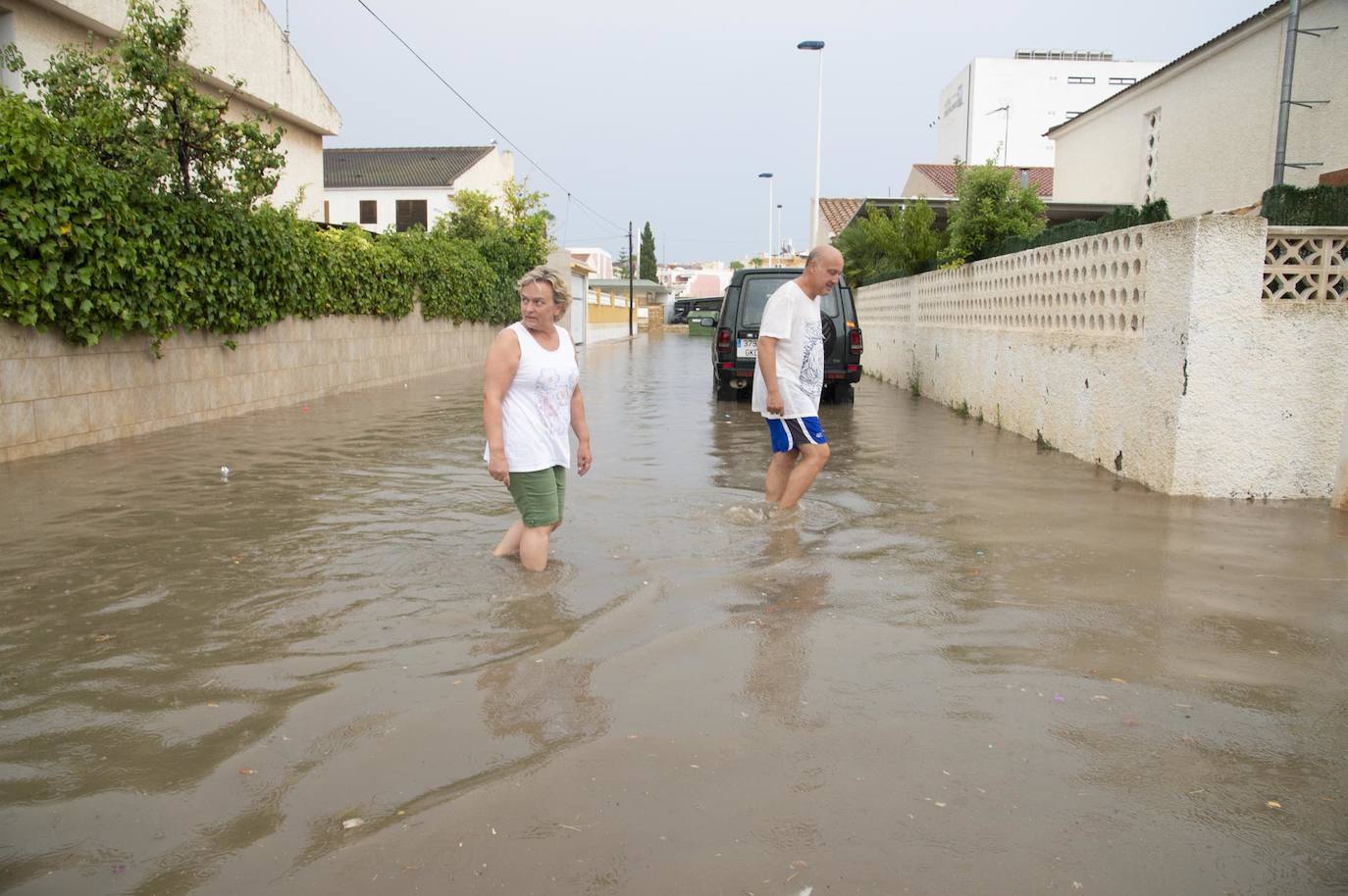 Calles inundadas en Mazarrón por la lluvia, este lunes.