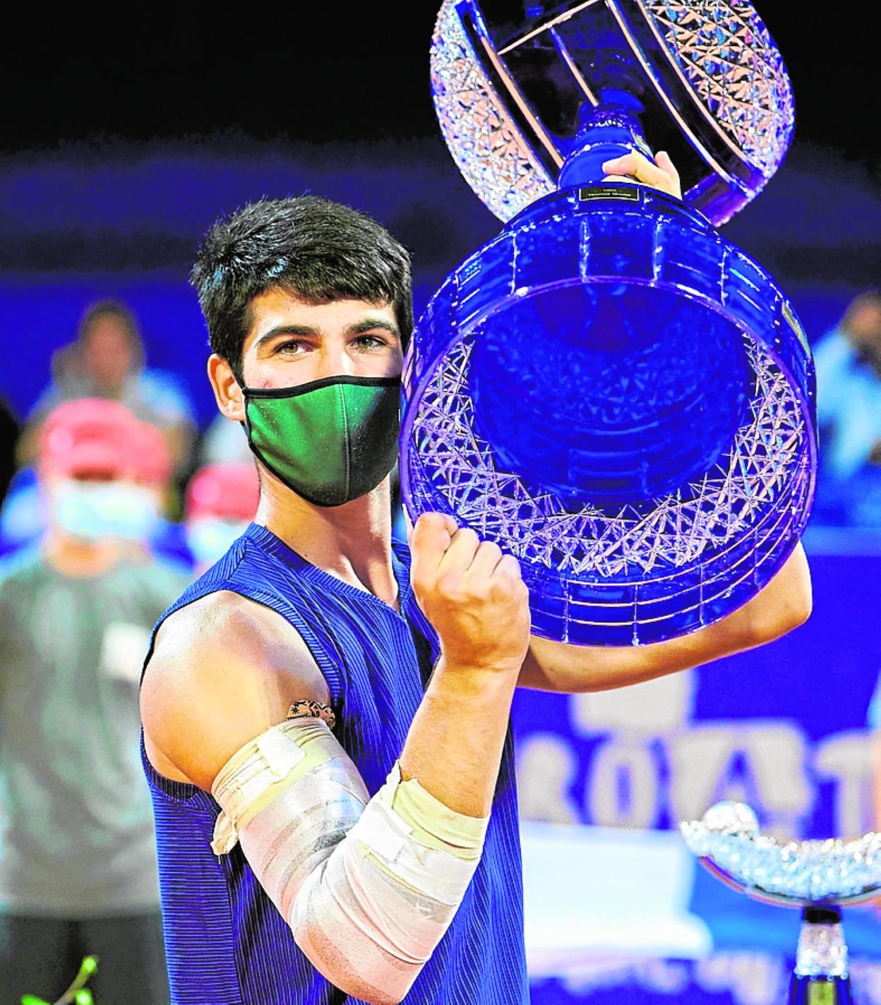Carlos Alcaraz levantando el título del torneo de Umag, el domingo. 