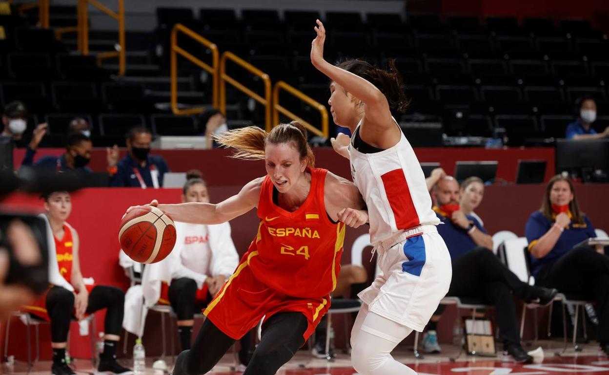 Laura Gil aparta a la coreana Park Jihyun en el encuentro de ayer. 