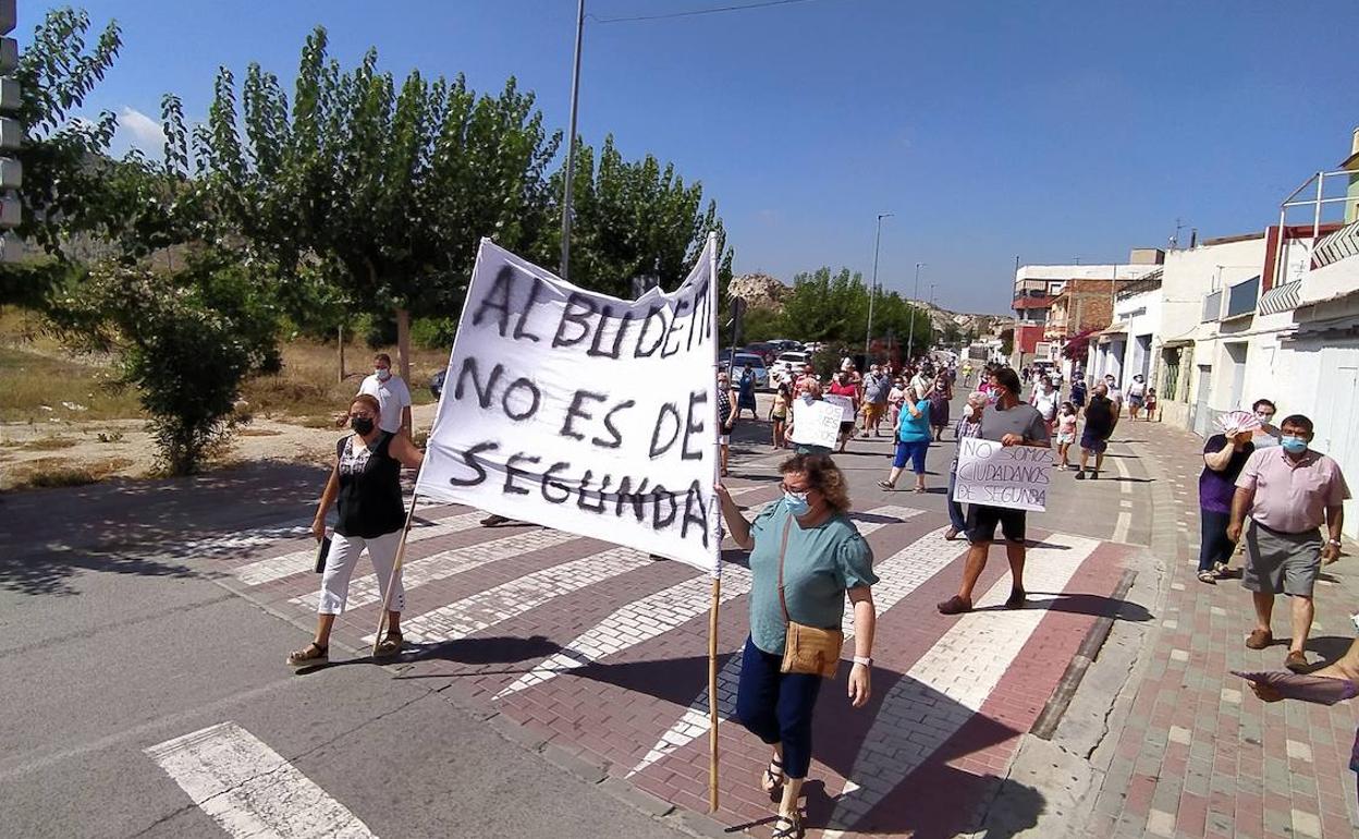 Los albudeiteros se manifiestan por la calles del municipio, este martes.