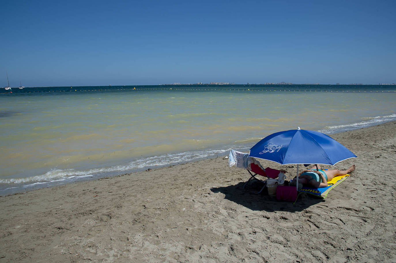 Fotos: La rotura de una tubería en San Javier provoca un vertido de agua dulce al Mar Menor
