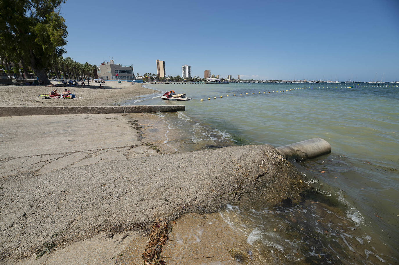 Fotos: La rotura de una tubería en San Javier provoca un vertido de agua dulce al Mar Menor