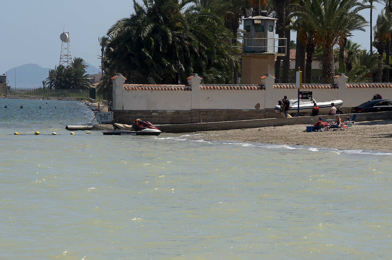 Fotos: La rotura de una tubería en San Javier provoca un vertido de agua dulce al Mar Menor