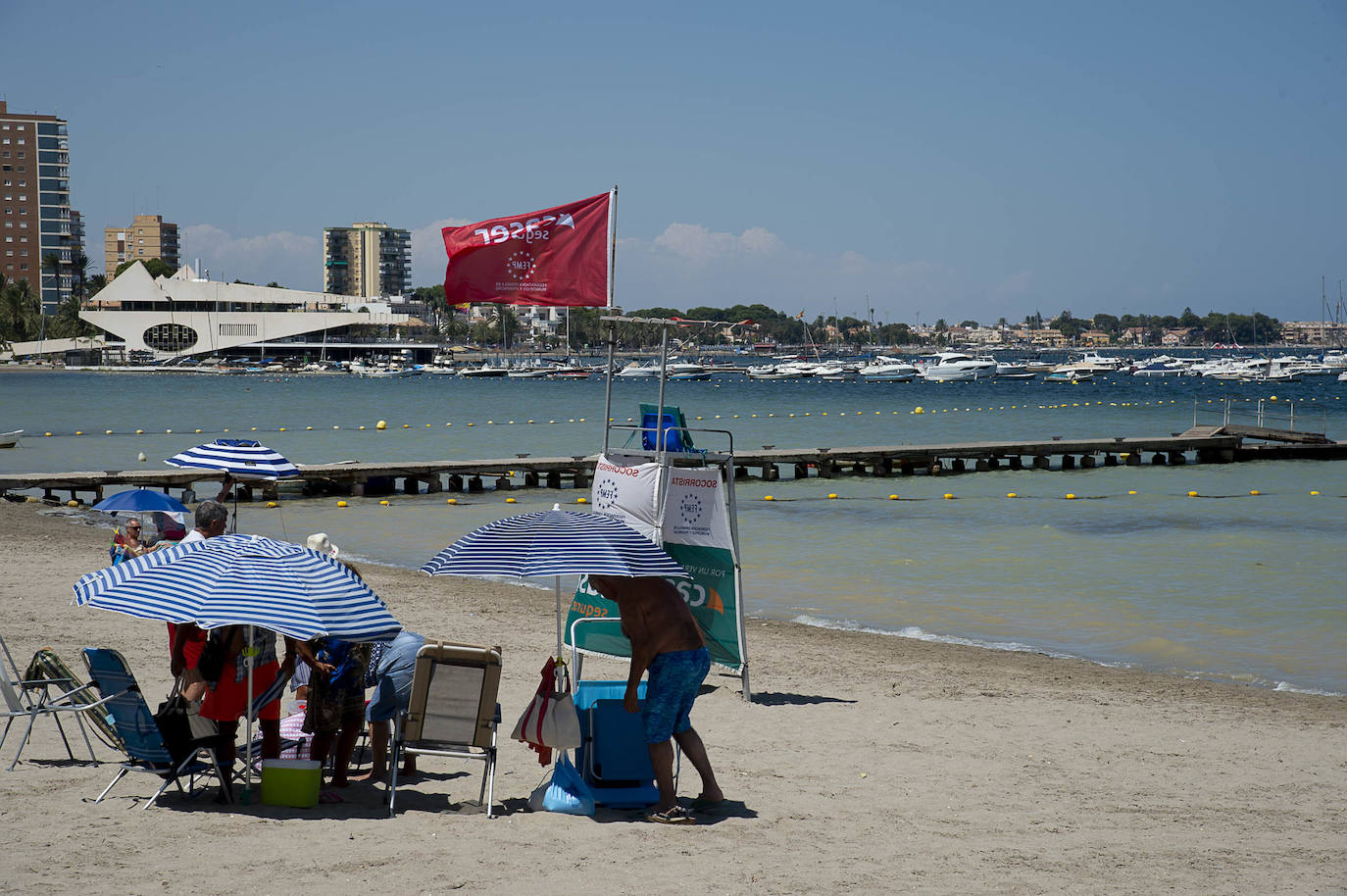 Fotos: La rotura de una tubería en San Javier provoca un vertido de agua dulce al Mar Menor