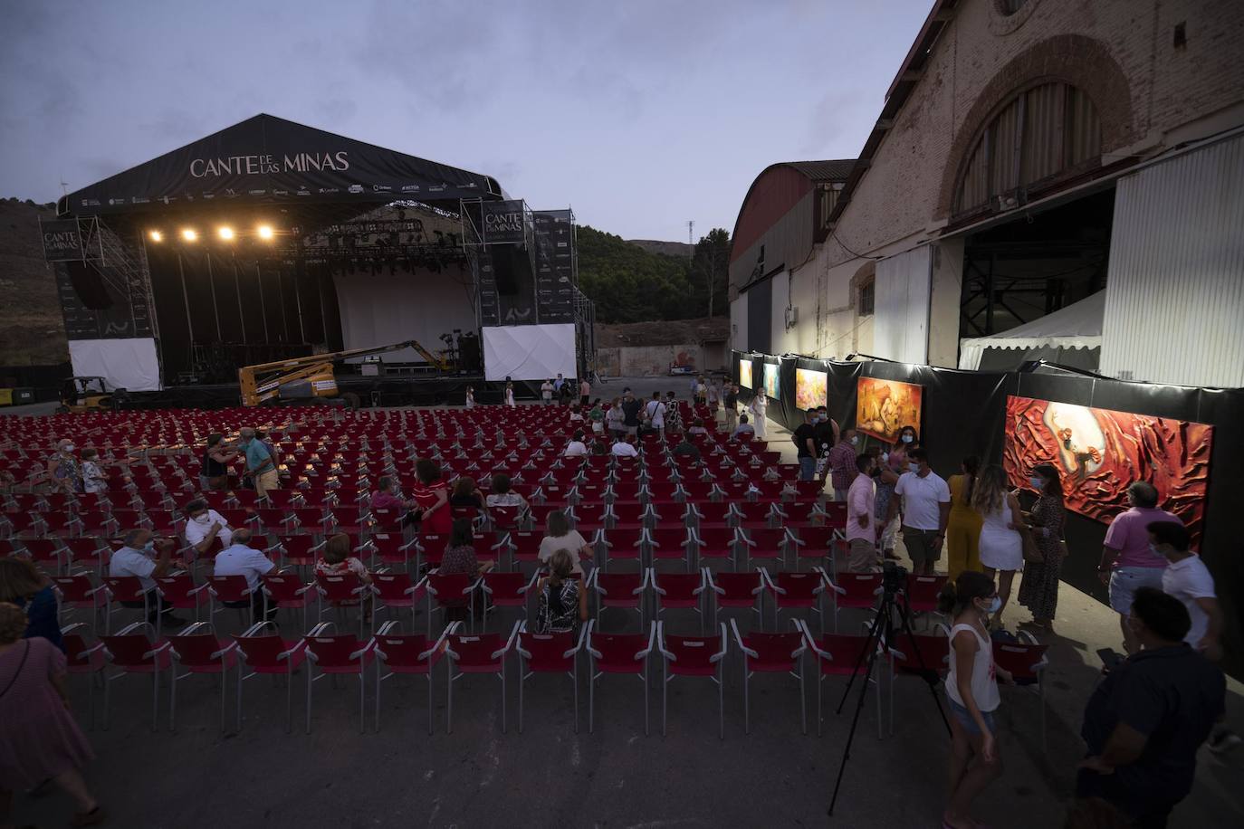 Fotos: Arte para engalanar el nuevo escenario del Cante de las Minas