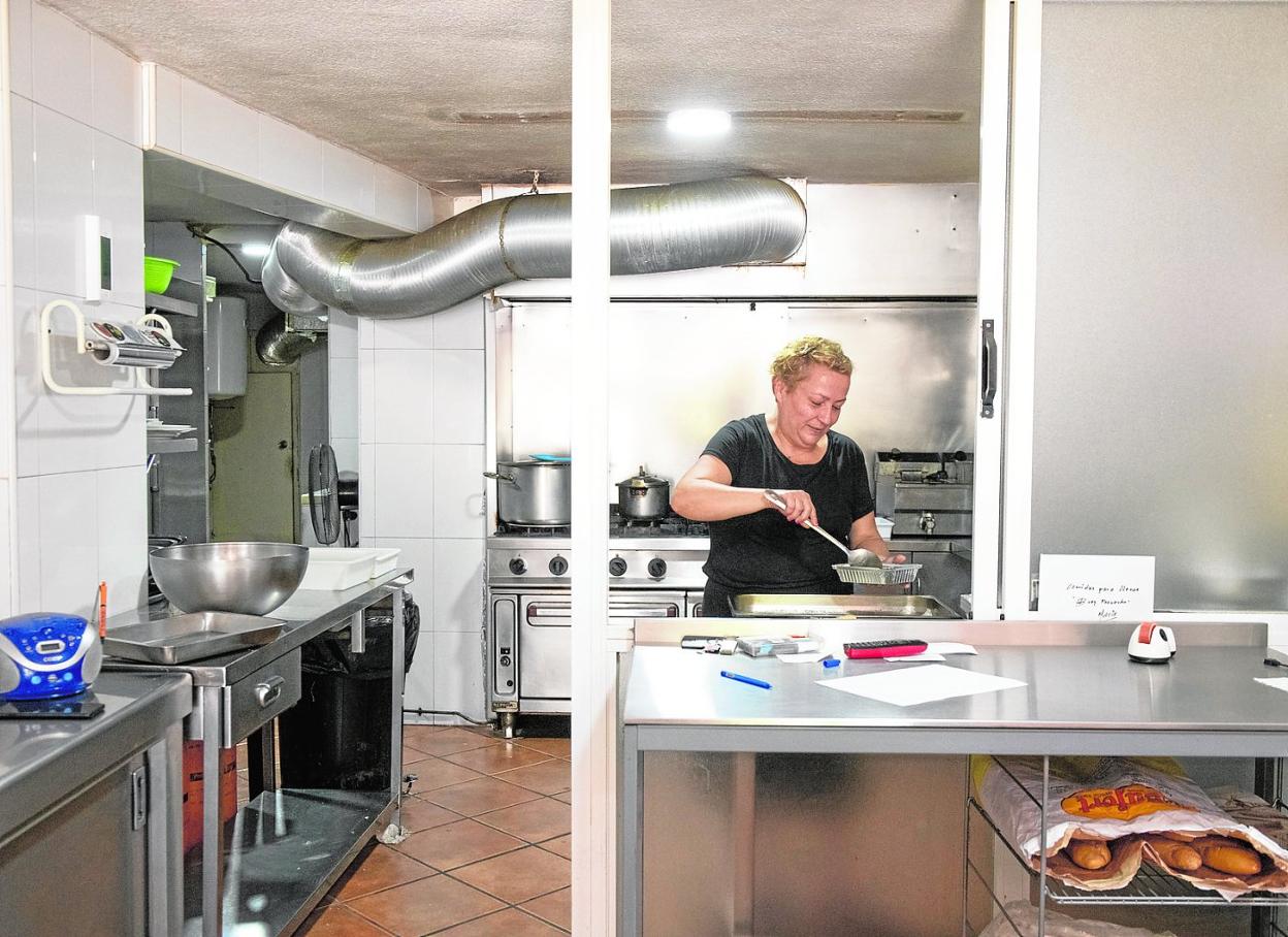 Antonia Martínez, propietaria de la casa de comidas El Buen Provecho, que lleva tres asaltos desde que arrancó la pandemia. 