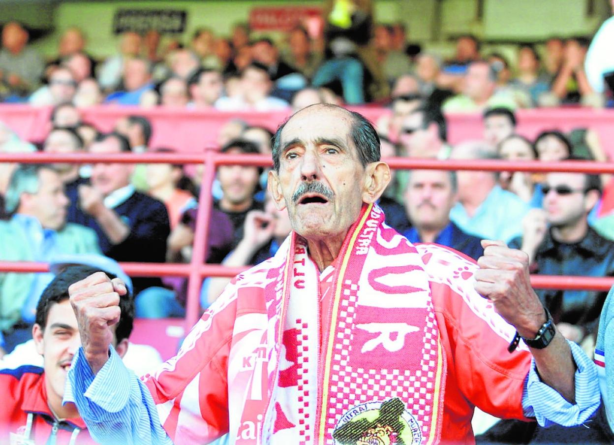 José Rico Aparicio, 'Panadero de Archena', animando al Murcia en La Condomina, en 2002. 