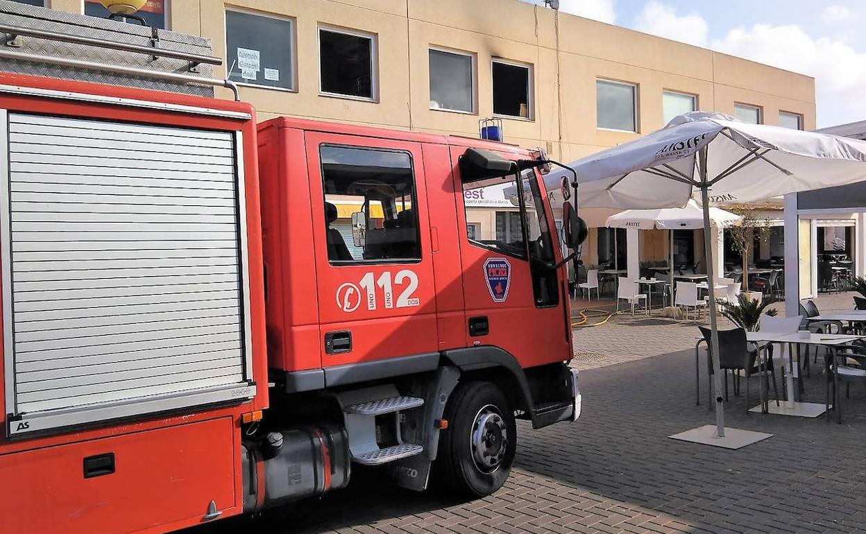 Un camión de bomberos en el restaurante donde se produjo el incendio en Mazarrón. 