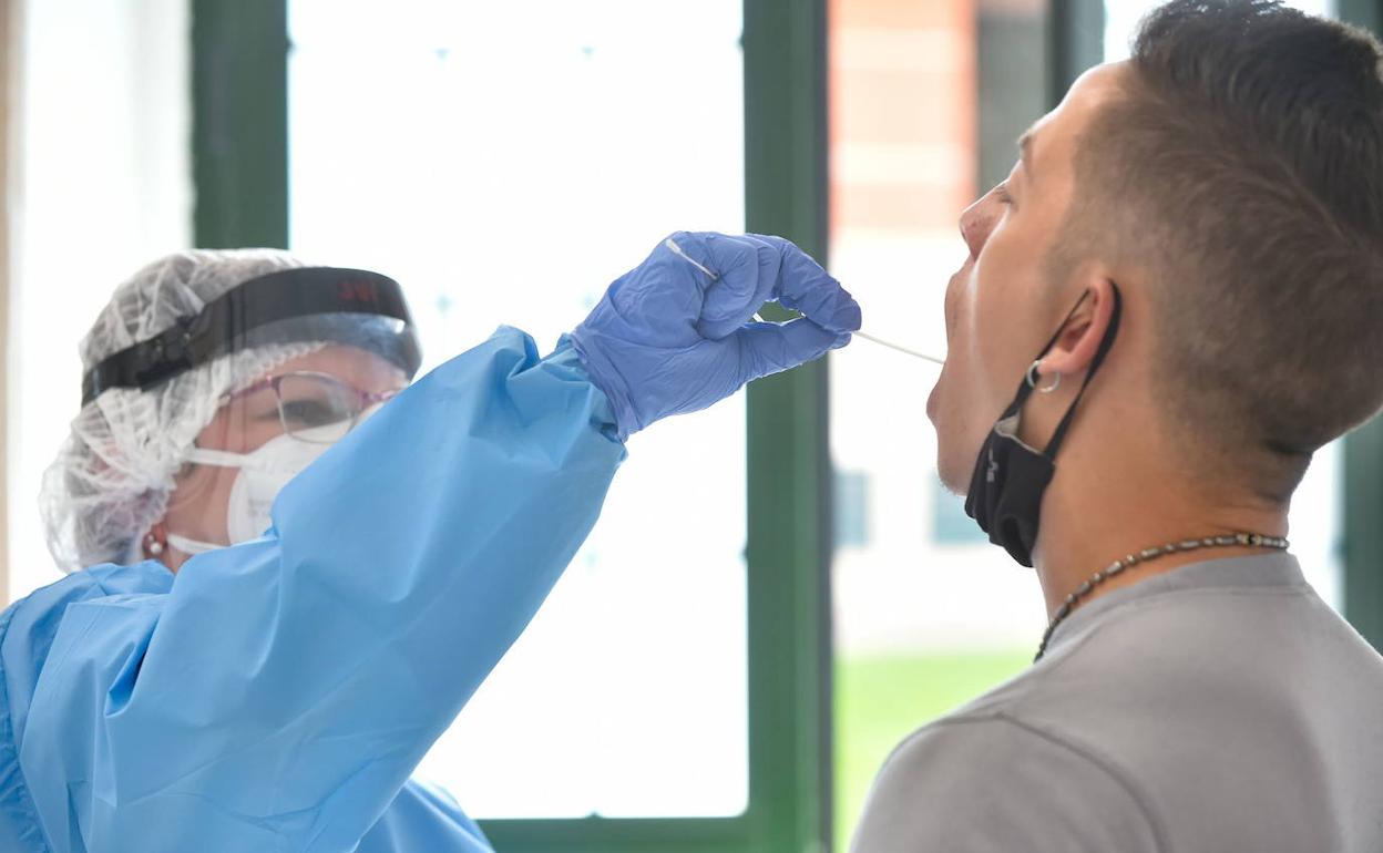 Prueba PCR a un joven en Murcia, en una imagen de archivo. 