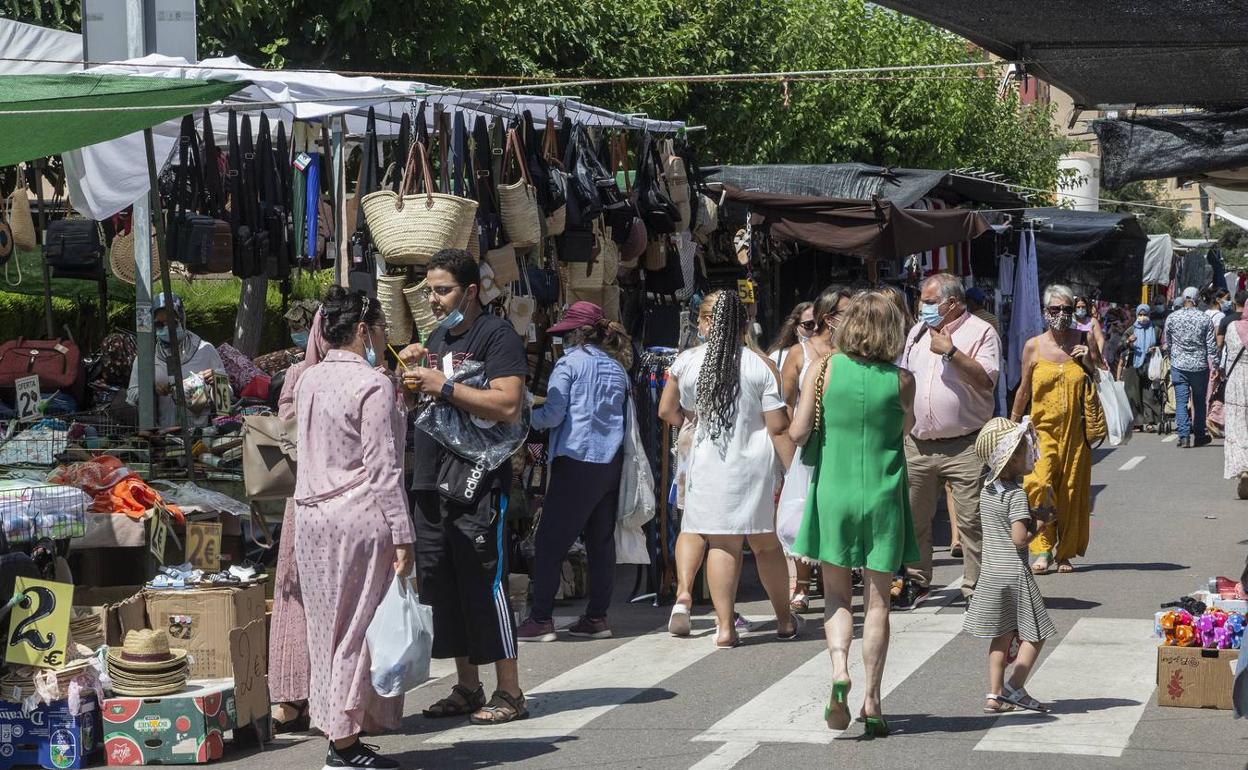 Una de las travesías del mercado del Cenit, en el día de ayer. 