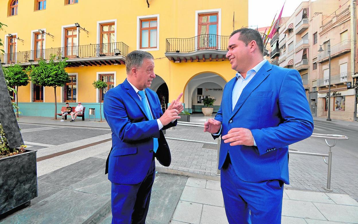 Diego Rosique y Alejandro Díaz, ayer por la tarde ante el Ayuntamiento de Alcantarilla. 